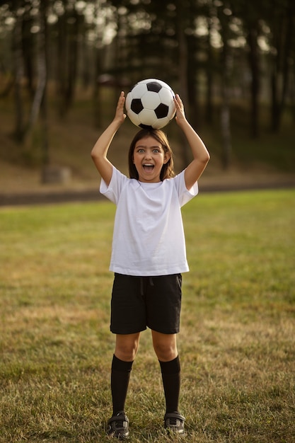 Gratis foto kinderen voetballen onder toezicht van voetbaltrainer