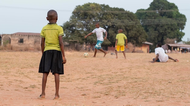 Kinderen voetballen