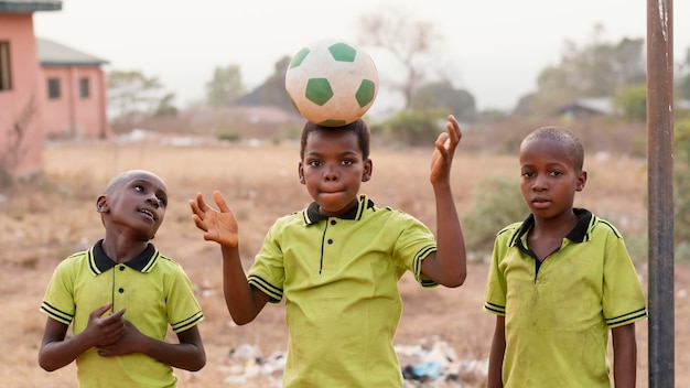 Gratis foto kinderen voetballen