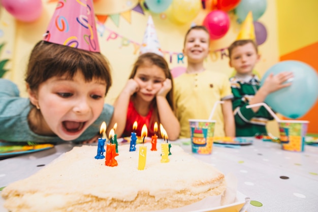 Gratis foto kinderen wachten op verjaardagstaart