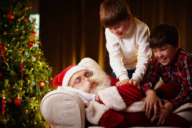 Kinderen wakker worden met de Kerstman