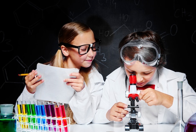 Gratis foto kinderen werken in laboratorium