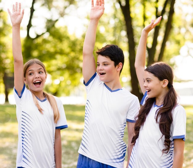 Kinderen zijn blij na het winnen van een voetbalwedstrijd