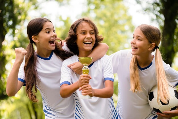 Kinderen zijn blij na het winnen van een voetbalwedstrijd