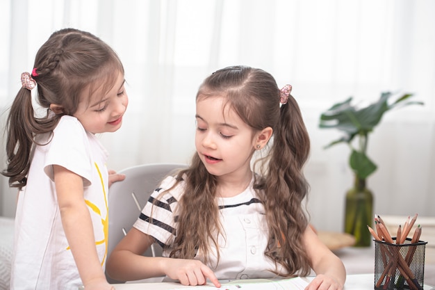 Kinderen zitten aan tafel en maken hun huiswerk