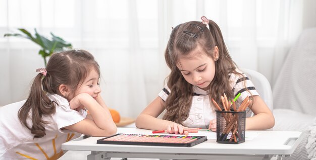 Kinderen zitten aan tafel en maken hun huiswerk