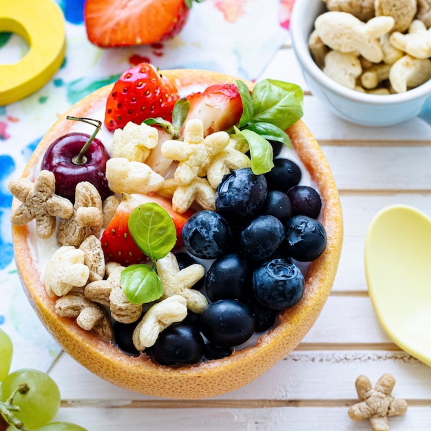 Kindergranenkomtraktatie met bessen en yoghurt