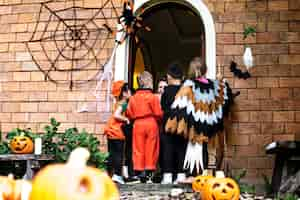 Gratis foto kindertjes truc of behandelen op halloween