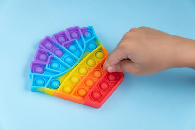 Kindhand spelen met pop it-speelgoed