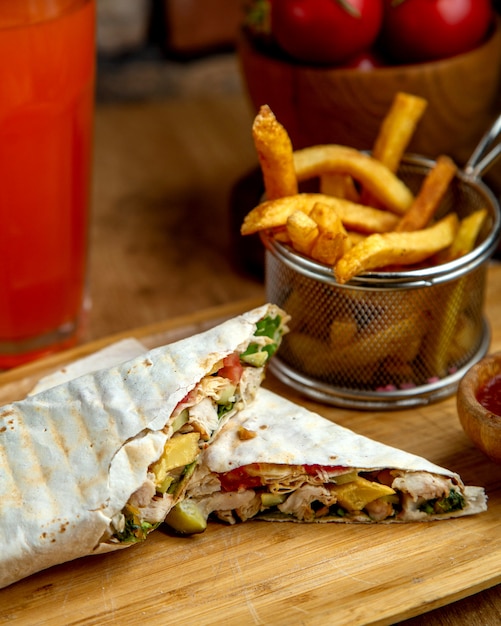 Kip doner wrap in flatbread geserveerd met frietjes