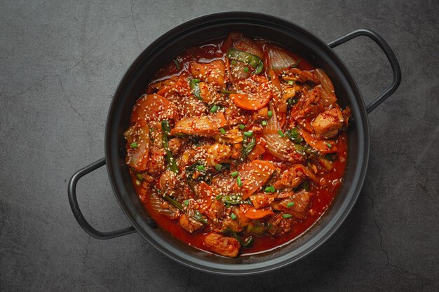 Kip gebakken in hete pot met pikante saus in Koreaanse stijl