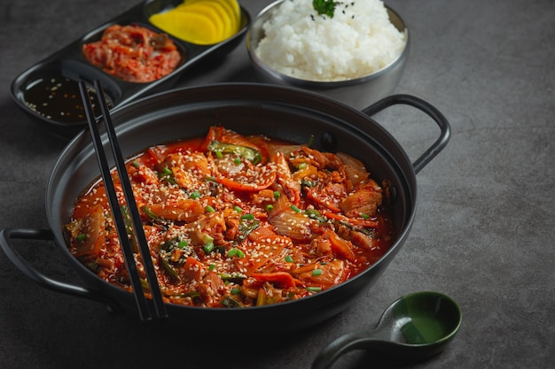 Kip gebakken in hete pot met pikante saus in Koreaanse stijl
