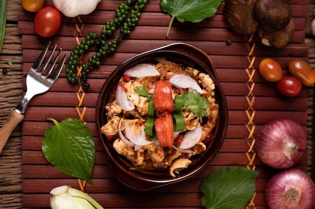 Kip Larb op het bord Met gedroogde pepers, tomaten, lente-uitjes en sla