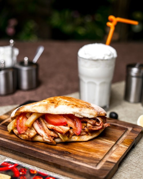 Kipdöner met frietjes van tomaat geserveerd met ayran