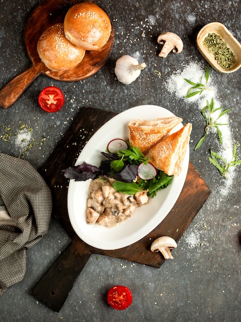 Kipfilet met champignons in een romige saus en bladerdeeg