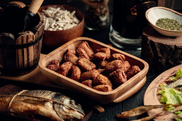 kipnuggets als biersnack op houten plaat