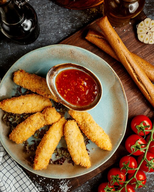 Kipnuggets met zoete chili met cracker