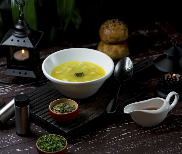 Gratis foto kippenbouillon soep voor zakelijke lunch in een restaurant