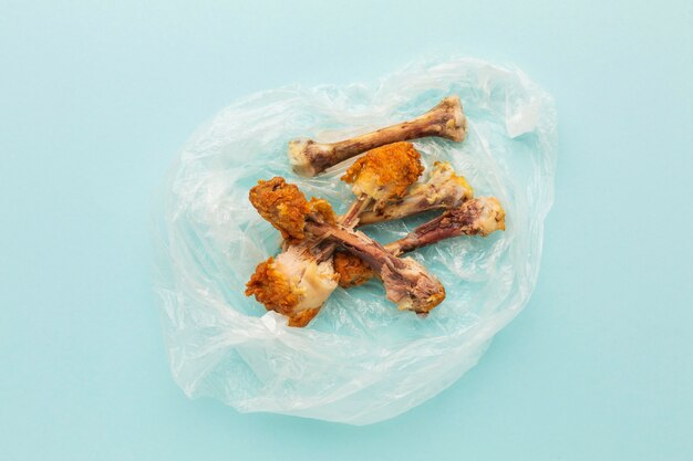 Kippenboutjes restjes in een plastic zak