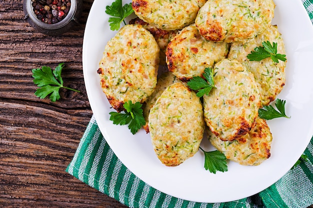 Gratis foto kippenkotelet met courgette