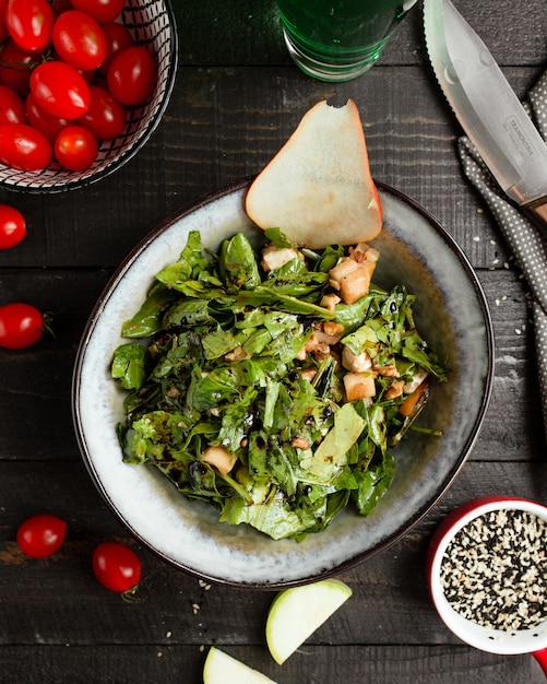 Kippensalade met groen en avocado