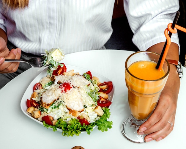 Kippensalade met jus d'orange