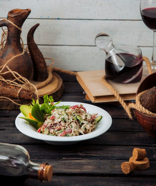 Kippensalade met verse groenten in mayonaise