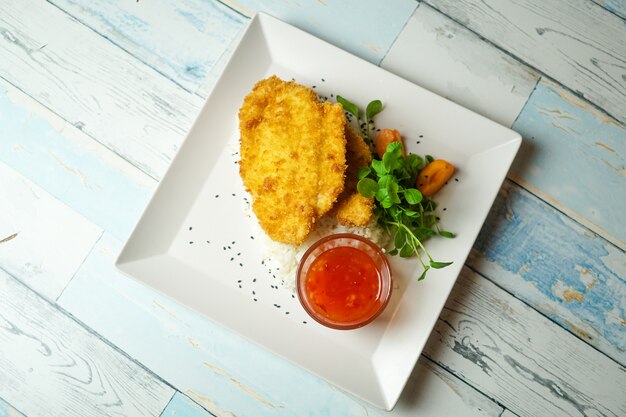 Kippenschotel op een restaurantlijst