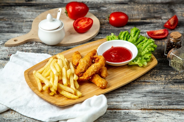 Kippenvingers met frietjes en ketchup zijaanzicht