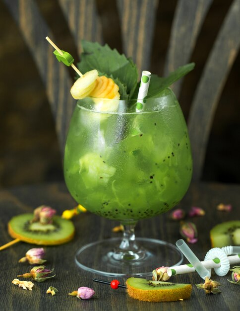 Gratis foto kiwi cocktail op tafel