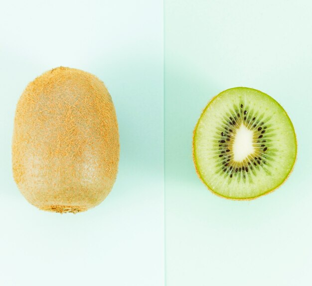 Kiwi op blauwe achtergrond