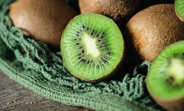 Kiwi's in een netje van dichtbij