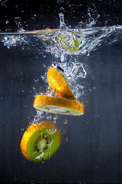 Kiwi segmenten in water