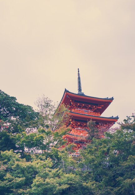 Kiyomizu of Kiyomizu-dera tempel in het autumn seizoen in Kyoto Japan - Vintage toon.