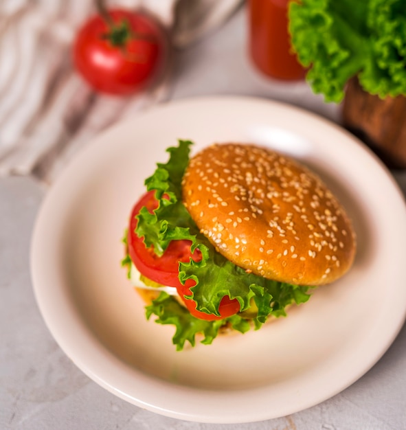 Klaar om te worden geserveerd hamburger op een bord