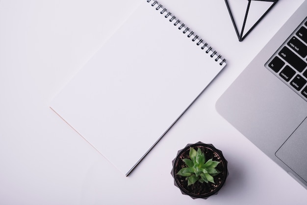 Gratis foto kladblok voorbladsjabloon op bureau met laptop