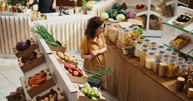 Klant van een veganistische winkel koopt biologisch voedsel