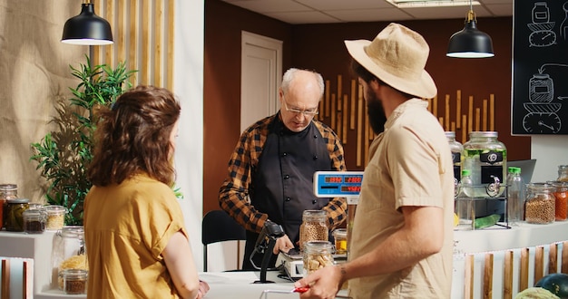 Gratis foto klanten kopen chemicaliënvrij voedsel