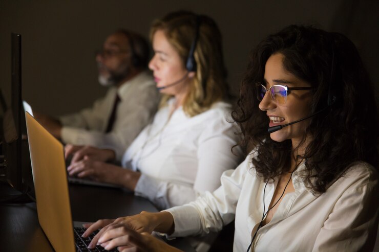 Gratis Foto klantenservice werknemers in een donkere kantoor