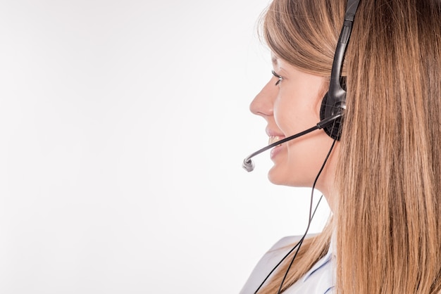 Klantondersteunende telefoonoperator in de headset, met een leeg copyspace-gebied voor een slogan of een tekstbericht, op een witte achtergrond. Raadgevend en bijstands service callcenter