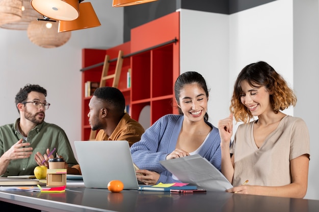 Klasgenoten die informatie bespreken tijdens studiesessie