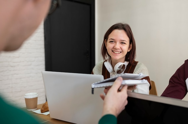 Gratis foto klasgenoten die samen leren in groepsstudiesessie