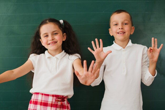 Klasgenoten hebben plezier op schoolbord