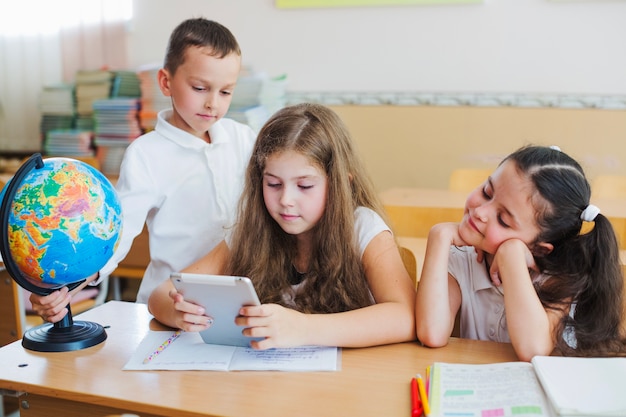 Klasgenoten poseren met touchpad