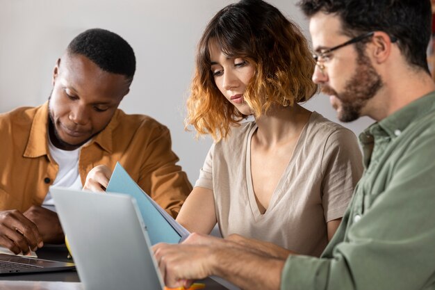 Klasgenoten schrijven en leren samen tijdens studiesessie