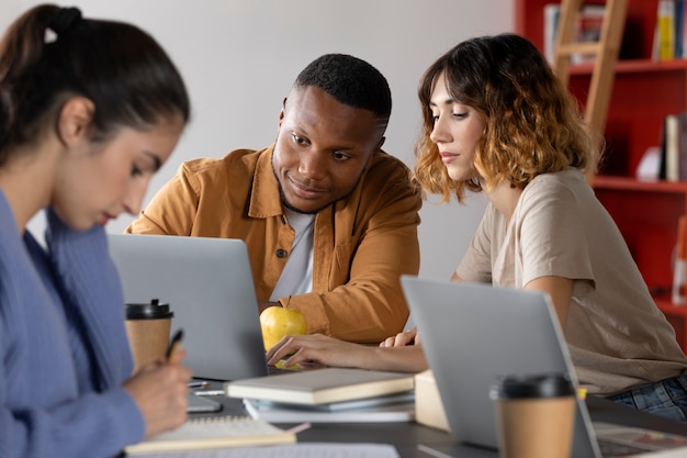 Klasgenoten schrijven en leren tijdens studiesessie