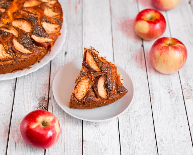 Klassiek amerikaans appeltaartstuk op wit bordgesneden fruit garnering decoratie