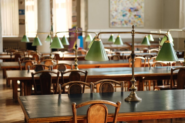 Klassiek interieur van lege universiteitsbibliotheek