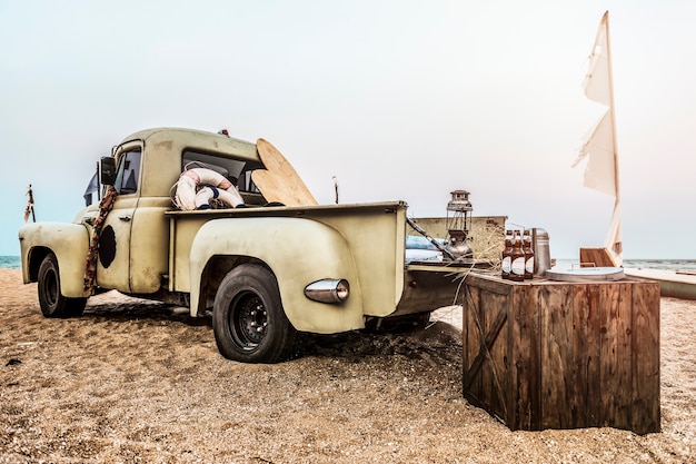 Klassieke auto oude stijl buitenshuis Concept