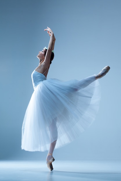 Klassieke ballerina die op blauw danst